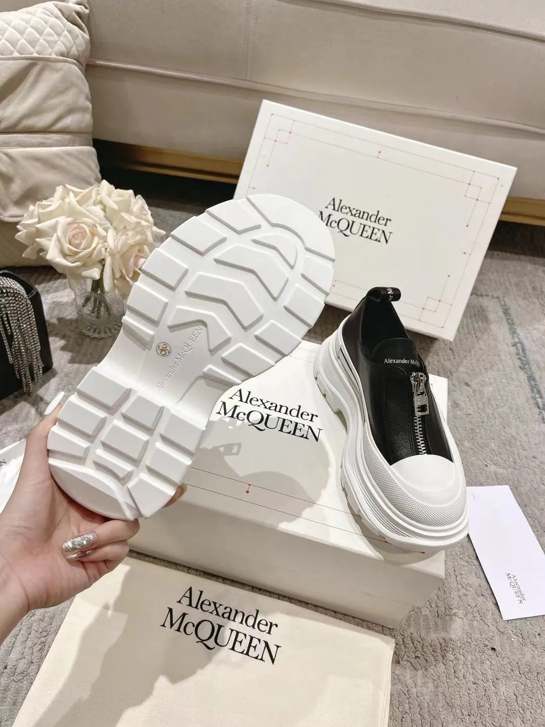 👟👟Ex-factory price 600👟👟 Men's size +10 2023 McQueen classic hot style, top version! ALEXANDERAIexanderMcQUEEN✅ has been certified. The latest 2023 counters will be launched at the same time, international T stage catwalk models. 💯Purchased from top ZP, the original version is 1:1 customized, perfectly reproduced, embellished with waterproof zippers on off-road inspired clothing, with imported anti-wear super soft sock cuffs, 3D glue bright strips, excellent comfort, outsole: original TPU double-layer combination outsole. Fabric: Imported silk cow leather Lining: Imported super soft Lycra/space cloth Foot pads: Imported silk sheepskin Size: 35-40 for women, 39-45 for men. Color: all black, black and white, all white, (add 10 for men’s model)